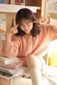 按在桌子上糟蹋糟践女生视频